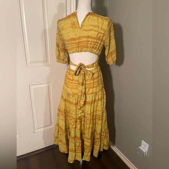 Beautiful yellow midi dress with tie back - Picture 2 of 4